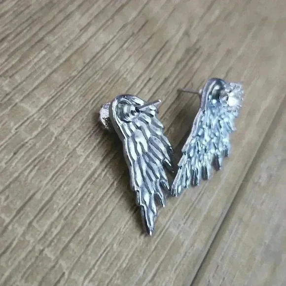 Women vintage stud wings earrings - Picture 3 of 5